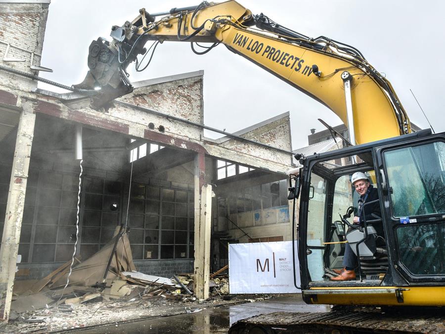 Burgemeester Alexander Vandersmissen geeft de symbolische eerste knip.
