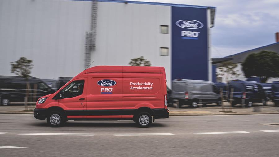 De E-Transit (hier de E-Transit L3H3 350 150 kW) is erg concurrentieel geprijsd, met prijzen vanaf € 56.825 in België