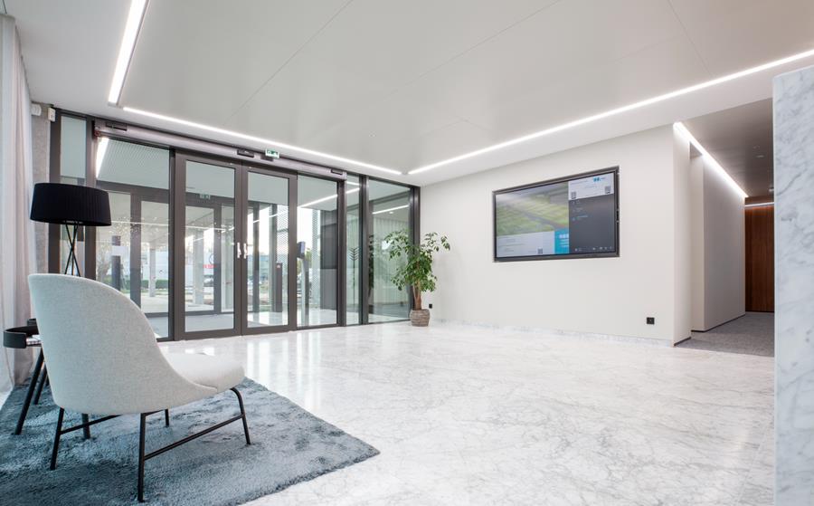 Overal in het gebouw is ‘digital signage’ aanwezig: borden die voor een uiteenlopende waaier aan boodschappen worden gebruikt. ©Philippe Van Gelooven