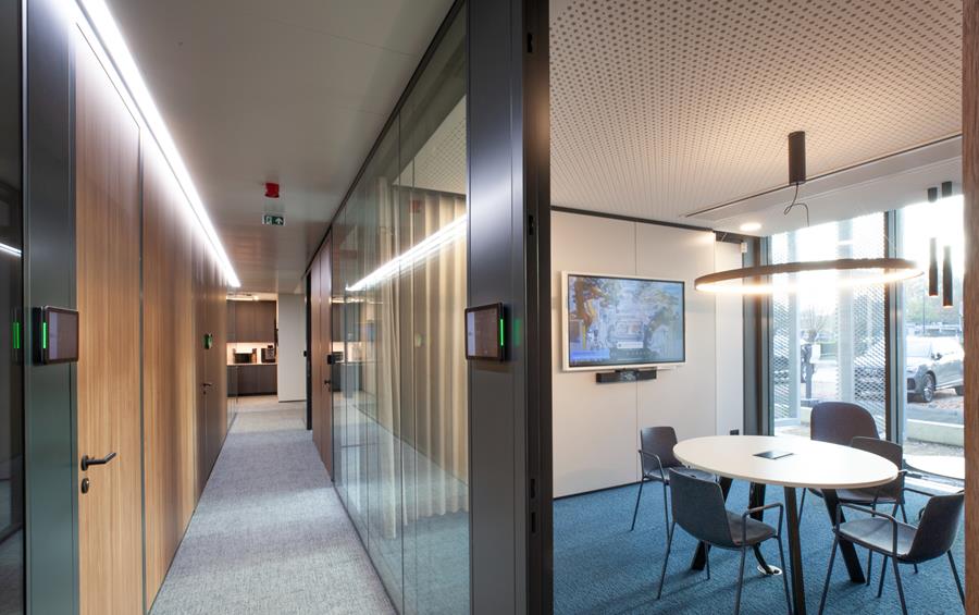 VMA werkte bij de ontwikkeling van VMANAGER onder andere een oplossing uit waarbij sensoren onder de flexdesks, bureaus en vergaderzaaltafels de aanwezigheid registreren. ©Philippe Van Gelooven