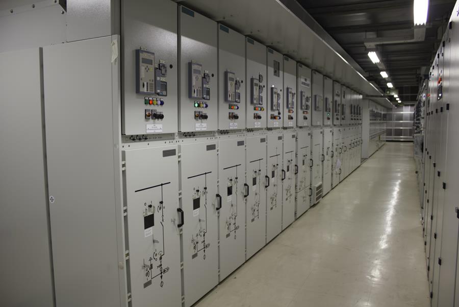 De apparatuur die de hoogspanning in middenspanning omzet, blijkt bijzonder gevoelig te zijn voor temperatuur en vochtigheid.