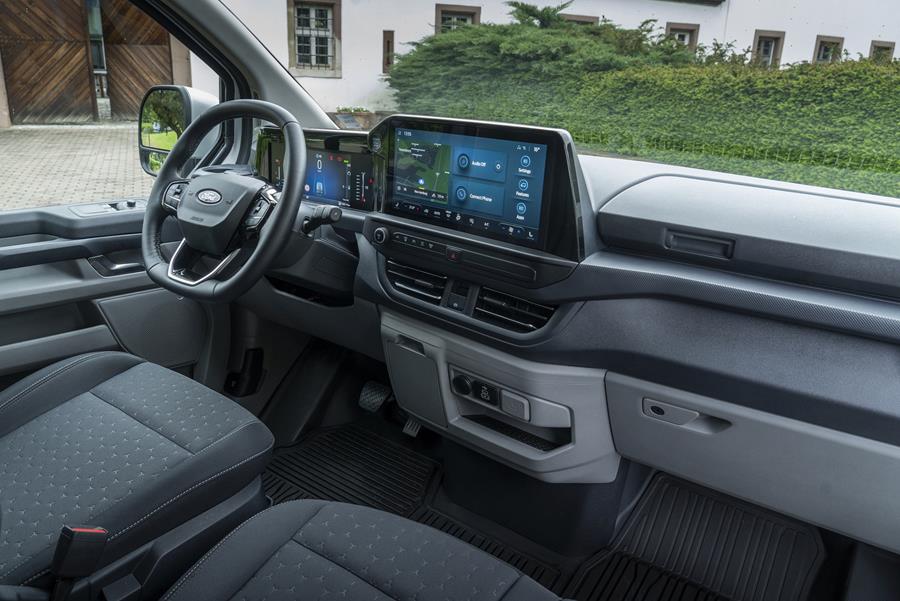 Transit_Custom_PHEV_MultiCab_016