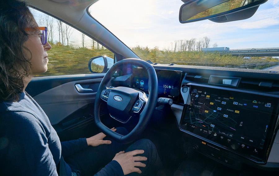 BlueCruise laat de bestuurder op goedgekeurde ‘Blue Zones’ de handen van het stuur halen terwijl de wagen zelf snelheid, afstand en rijstrookpositie beheert