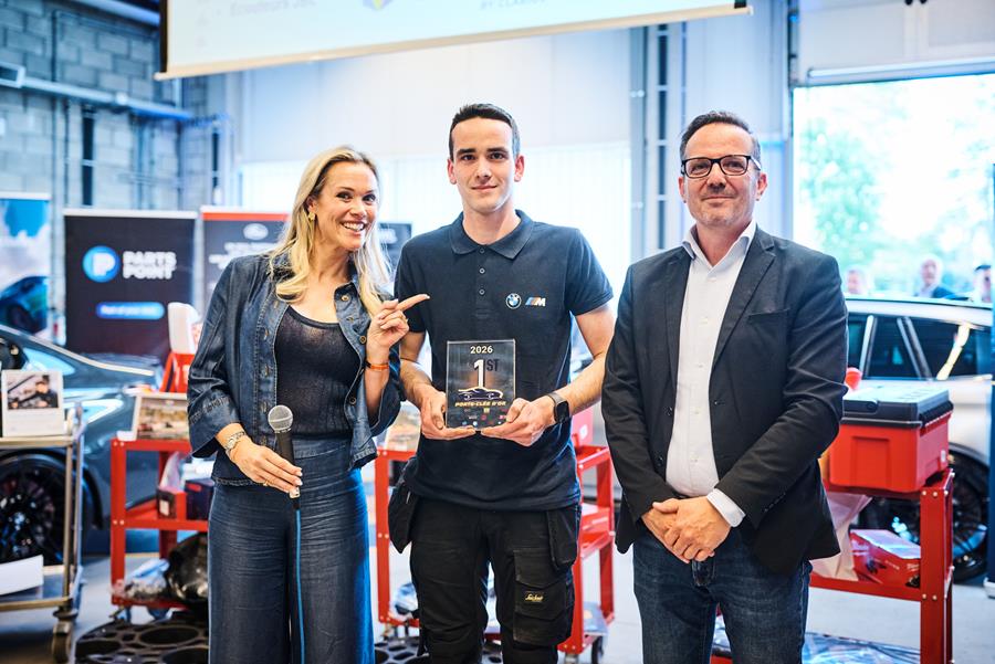 De gauche à droite: Virginie Claes, vainqueur Loïc Thirifayt et Tom Troch (BMW) – foto Benjamin Brolet Photography
